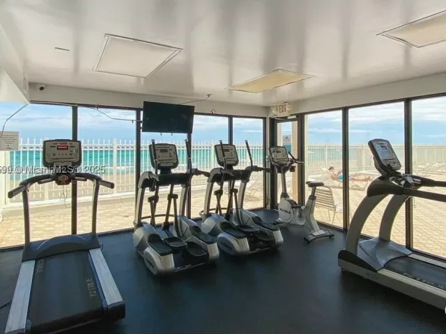 2-bedroom condo for rent in Hollywood - 3505 S Ocean Dr 1214 - MondialRealty
