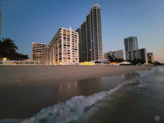 2-bedroom condo for rent in Hollywood - 3505 S Ocean Dr 1214 - MondialRealty