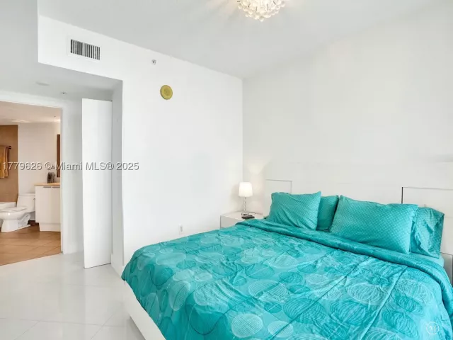 1-bedroom condo for rent in Sunny Isles Beach - 16699 Collins Ave 2305 - MondialRealty