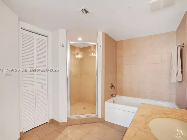 1-bedroom condo for rent in Sunny Isles Beach - 16699 Collins Ave 2305 - MondialRealty