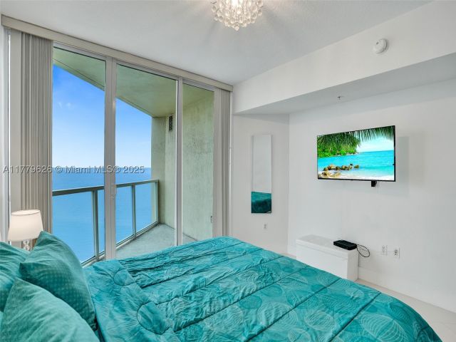 1-bedroom condo for rent in Sunny Isles Beach - 16699 Collins Ave 2305 - MondialRealty