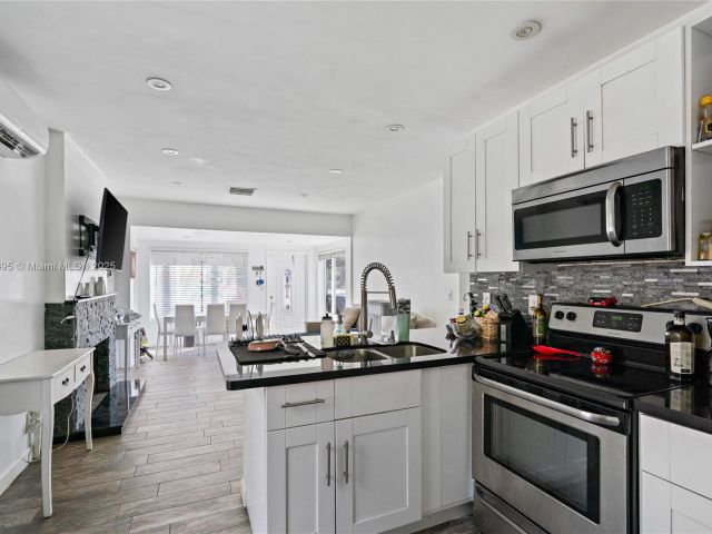 Home for sale at 1843 SW 4th Ave - photo 5891911