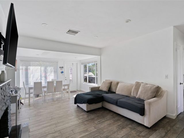 Home for sale at 1843 SW 4th Ave - photo 5891914