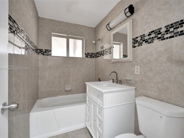 Home for sale at 924 N 30th Rd - photo 5876678