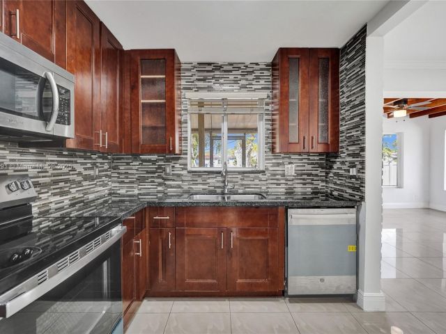 Home for sale at 924 N 30th Rd - photo 5876689