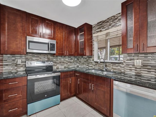 Home for sale at 924 N 30th Rd - photo 5876693