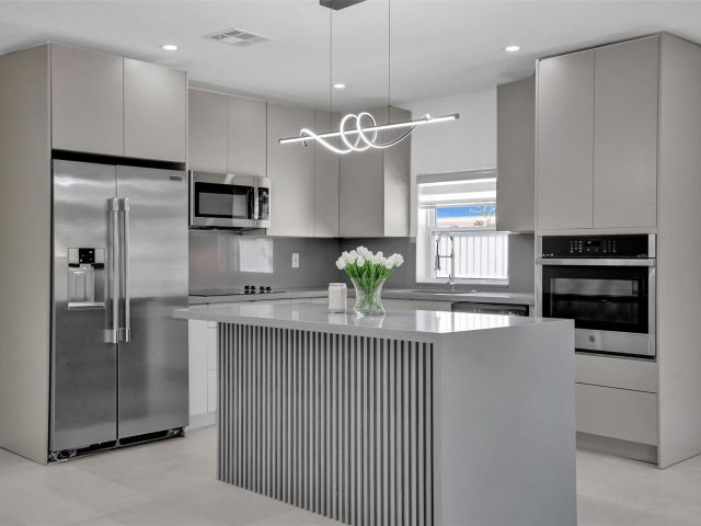 Home for sale at 1010 N 16th Ave - photo 6016100