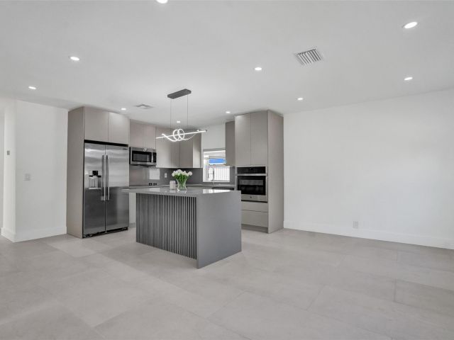 Home for sale at 1010 N 16th Ave - photo 6016101