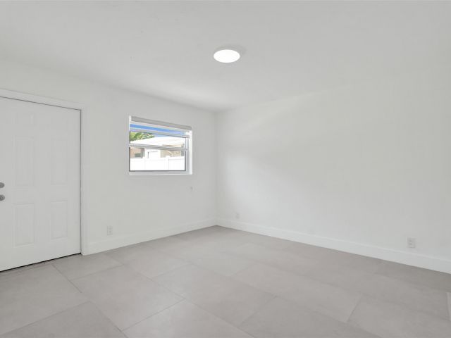 Home for sale at 1010 N 16th Ave - photo 6016110