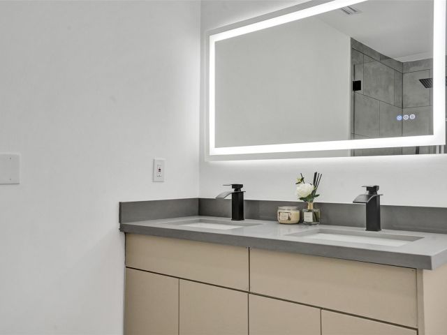 Home for sale at 1010 N 16th Ave - photo 6016116