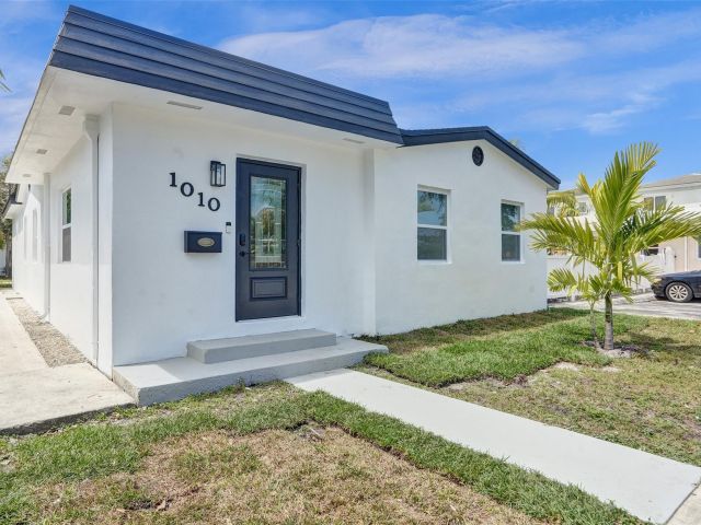 Home for sale at 1010 N 16th Ave - photo 6016119