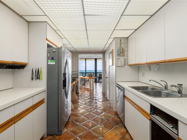 Apartment for sale  Unit #1402 - photo 5911528