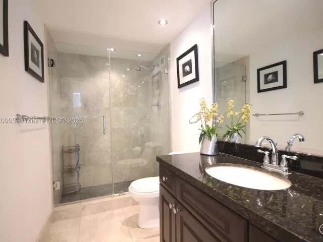 2-bedroom condo for rent in Miami Beach - 5151 COLLINS AV 924 - MondialRealty