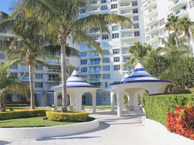 2-bedroom condo for rent in Miami Beach - 5151 COLLINS AV 924 - MondialRealty