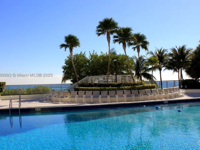 2-bedroom condo for rent in Miami Beach - 5151 COLLINS AV 924 - MondialRealty