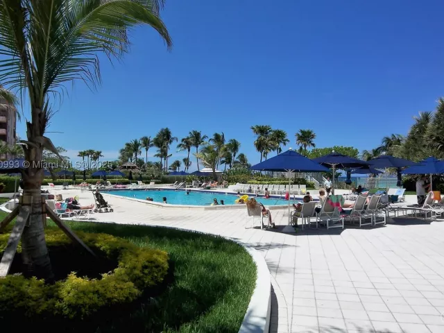 2-bedroom condo for rent in Miami Beach - 5151 COLLINS AV 924 - MondialRealty