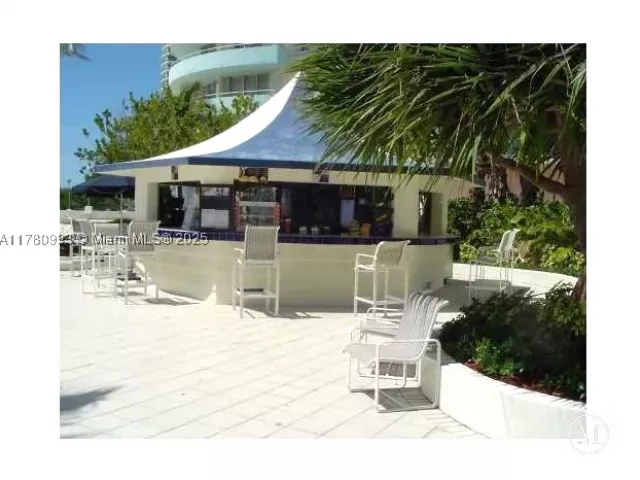 2-bedroom condo for rent in Miami Beach - 5151 COLLINS AV 924 - MondialRealty