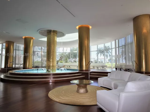 2-bedroom condo for rent in Miami Beach - 5151 COLLINS AV 924 - MondialRealty