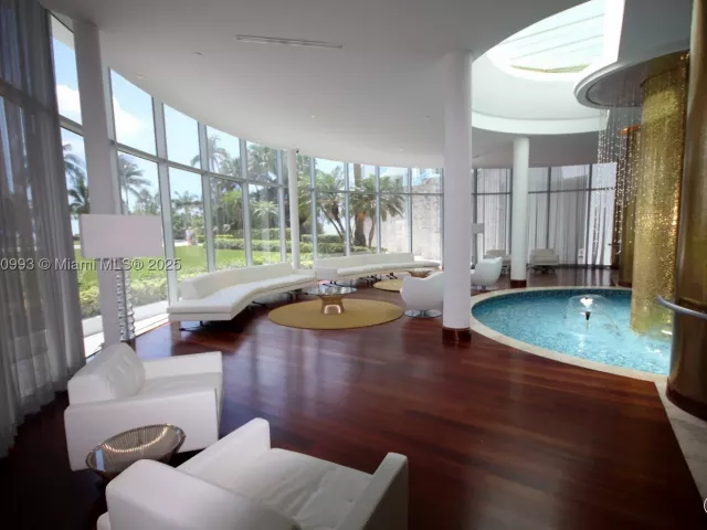 2-bedroom condo for rent in Miami Beach - 5151 COLLINS AV 924 - MondialRealty