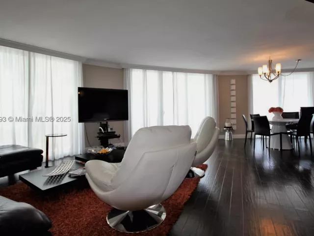 2-bedroom condo for rent in Miami Beach - 5151 COLLINS AV 924 - MondialRealty