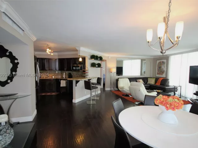 2-bedroom condo for rent in Miami Beach - 5151 COLLINS AV 924 - MondialRealty