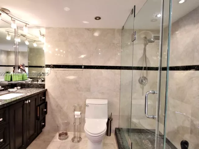 2-bedroom condo for rent in Miami Beach - 5151 COLLINS AV 924 - MondialRealty