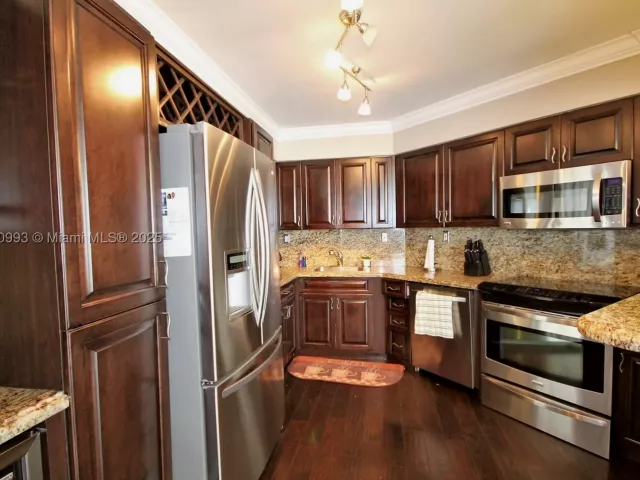 2-bedroom condo for rent in Miami Beach - 5151 COLLINS AV 924 - MondialRealty