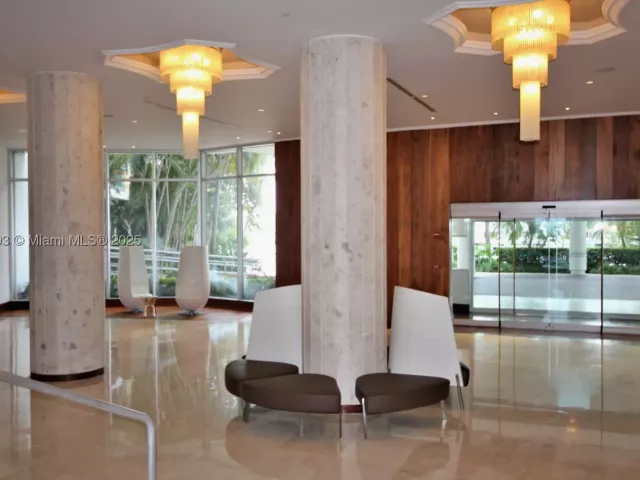 2-bedroom condo for rent in Miami Beach - 5151 COLLINS AV 924 - MondialRealty