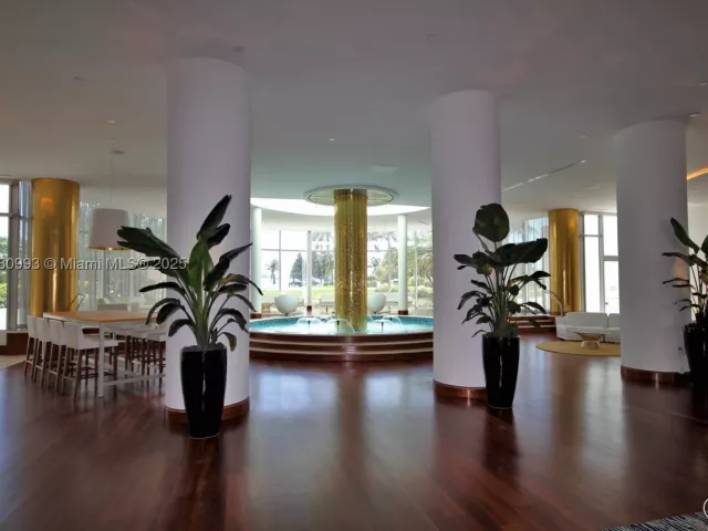 2-bedroom condo for rent in Miami Beach - 5151 COLLINS AV 924 - MondialRealty