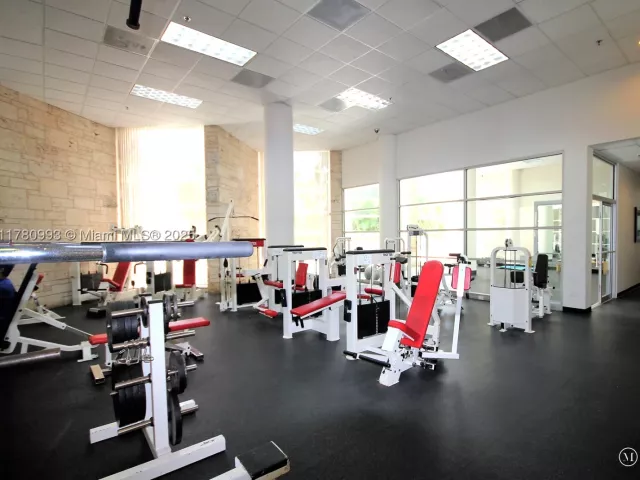 2-bedroom condo for rent in Miami Beach - 5151 COLLINS AV 924 - MondialRealty