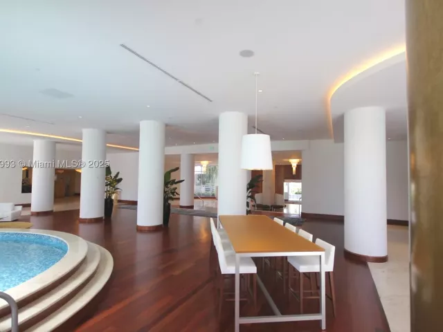 2-bedroom condo for rent in Miami Beach - 5151 COLLINS AV 924 - MondialRealty