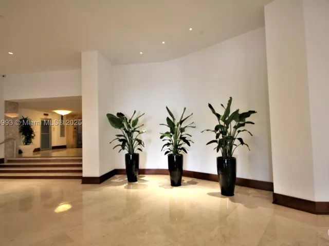 2-bedroom condo for rent in Miami Beach - 5151 COLLINS AV 924 - MondialRealty