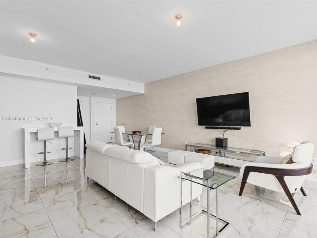 Apartment for sale  Unit #4104 - photo 5925586