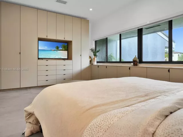 4-bedroom home for sale in Sunny Isles Beach - 311 Poinciana Dr 801 - MondialRealty