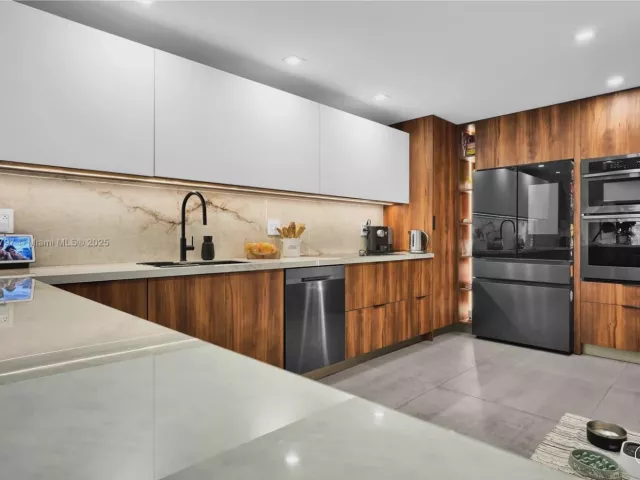 4-bedroom home for sale in Sunny Isles Beach - 311 Poinciana Dr 801 - MondialRealty