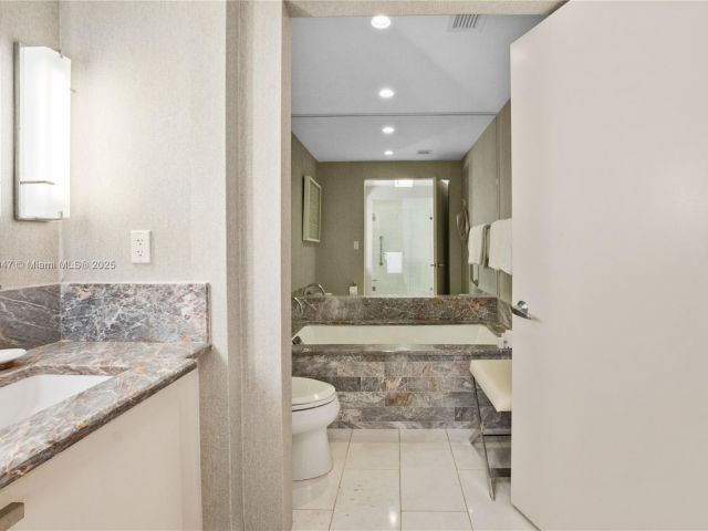 Apartment for sale  Unit #H1705 - photo 5896403