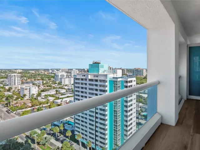 2-bedroom condo for sale in Fort Lauderdale - 551 N Fort Lauderdale Beach Blvd H1705 - MondialRealty
