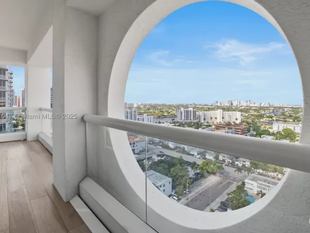 2-bedroom condo for sale in Fort Lauderdale - 551 N Fort Lauderdale Beach Blvd H1705 - MondialRealty