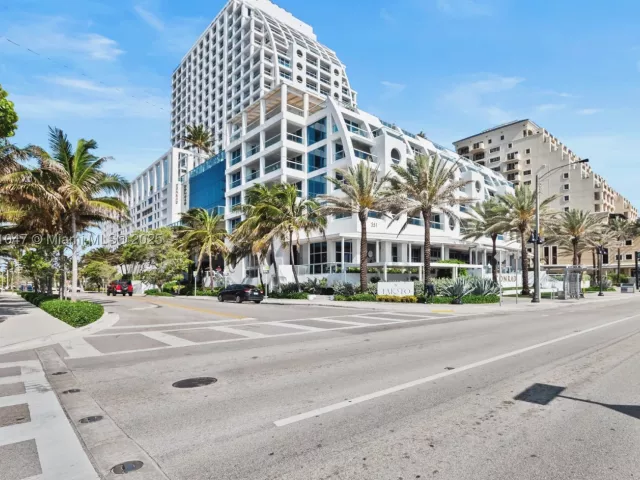2-bedroom condo for sale in Fort Lauderdale - 551 N Fort Lauderdale Beach Blvd H1705 - MondialRealty