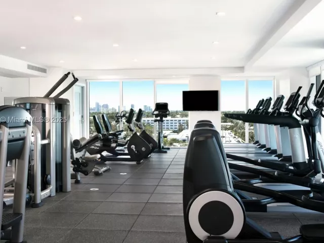 2-bedroom condo for sale in Fort Lauderdale - 551 N Fort Lauderdale Beach Blvd H1705 - MondialRealty