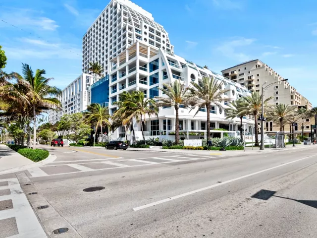 2-bedroom condo for sale in Fort Lauderdale - 551 N Fort Lauderdale Beach Blvd H1705 - MondialRealty
