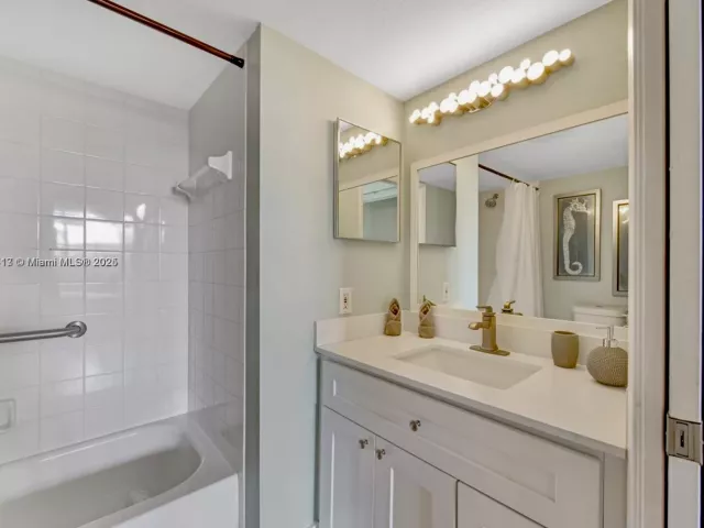 2-bedroom condo for rent in Aventura - 19501 E Country Club Dr 9503 - MondialRealty