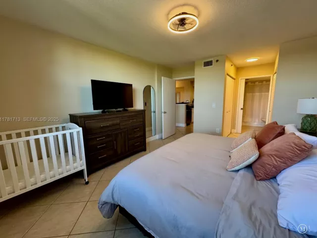 2-bedroom condo for rent in Aventura - 19501 E Country Club Dr 9503 - MondialRealty