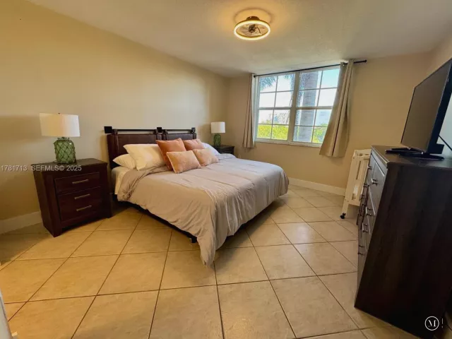 2-bedroom condo for rent in Aventura - 19501 E Country Club Dr 9503 - MondialRealty