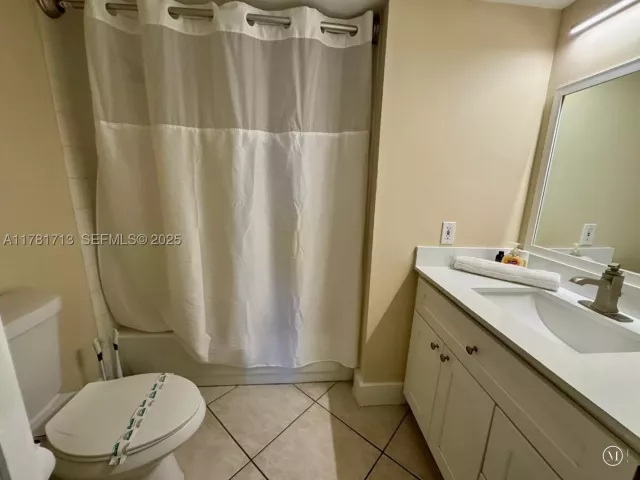 2-bedroom condo for rent in Aventura - 19501 E Country Club Dr 9503 - MondialRealty