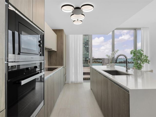 Apartment for rent  Unit #1002 - photo 7491263