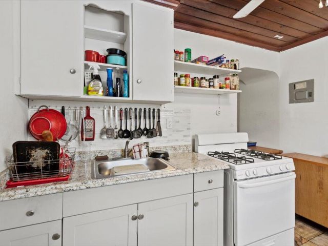 Home for sale at 1504 N Sapodilla Avenue - photo 5865634