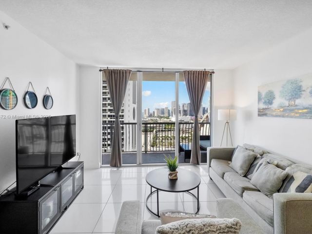 1-bedroom condo for sale in Miami - 1750 N Bayshore Dr 3106 - MondialRealty