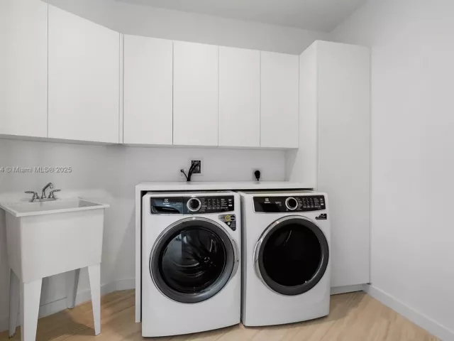 4-bedroom condo for sale in Miami - 851 NE 1st Ave PH 5500 - MondialRealty