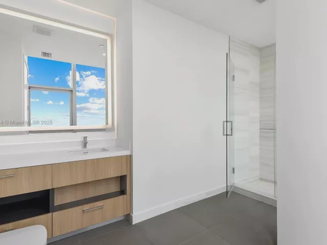 4-bedroom condo for sale in Miami - 851 NE 1st Ave PH 5500 - MondialRealty